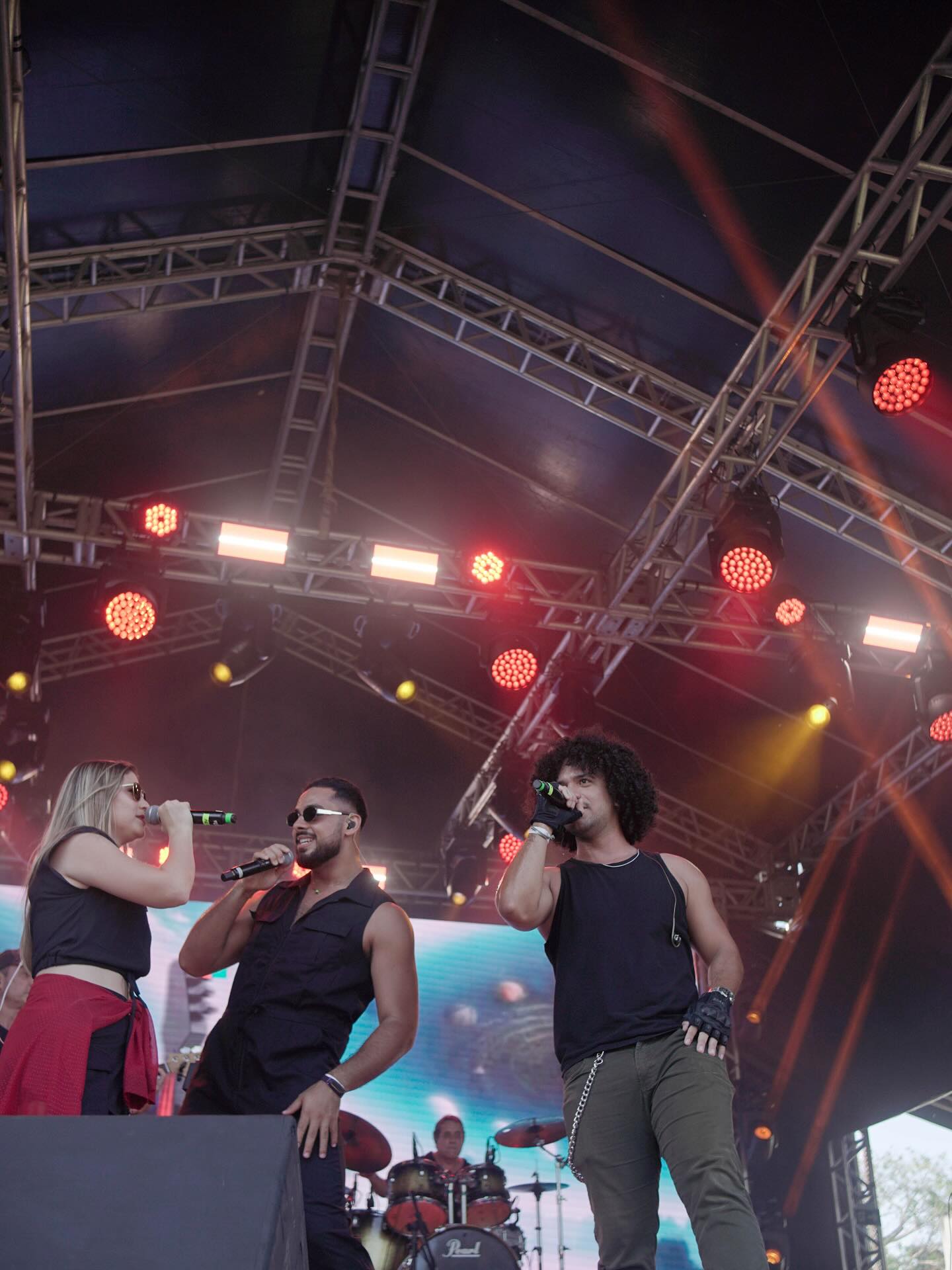 Três vocalistas da Why Not no palco